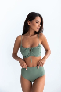 bodya khaki dół stroju kąpielowego na modelce – wysoki stan, zabudowany, wyszczuplający , widok z przodu