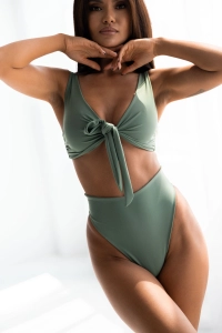 bodya khaki góra stroju kąpielowego na modelce – szerokie ramiączka, wiązana, widok z przodu