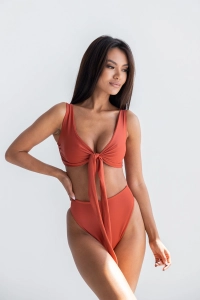 bodya ceglana góra stroju kąpielowego na modelce – szerokie ramiączka, wiązana, widok z przodu