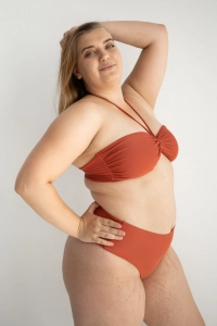 bodya ceglana góra stroju kąpielowego na modelce – fason opaski, bez ramiączek, widok z przodu