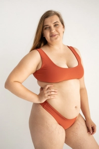 bodya ceglana góra stroju kąpielowego na modelce – szerokie ramiączka, sportowy fason, głęboki dekolt, widok z przodu
