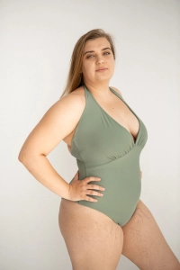 bodya khaki jednoczęściowy strój kąpielowy na modelce – wiązany na szyi fason z głębokim dekoltem, wyszczuplający , widok z przodu