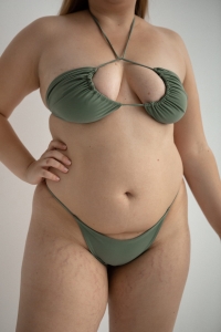 bodya khaki dół stroju kąpielowego na modelce - stringi, wycięte, widok z przodu