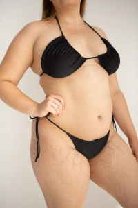 bodya czarny dół stroju kąpielowego na modelce - wiązany, klasyczny, trójkątny, widok z przodu