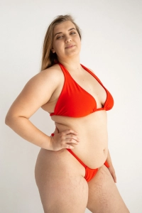 bodya czerwona góra stroju kąpielowego na modelce - wiązany, z marszczeniem, widok z przodu
