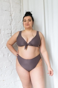 bodya fioletowa góra stroju kąpielowego na modelce – szerokie ramiączka, wiązana, widok z przodu