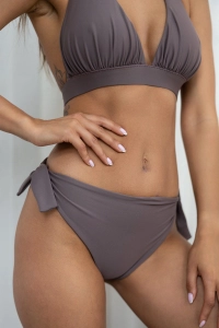 bodya fioletowy dół stroju kąpielowego na modelce –  wiązany, średni stan, widok z przodu