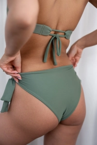 bodya zielony dół stroju kąpielowego na modelce –  wiązany, średni stan, widok z tyłu