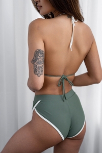 bodya khaki góra stroju kąpielowego na modelce - wiązana, trójkątna, z lamówką, widok z tyłu