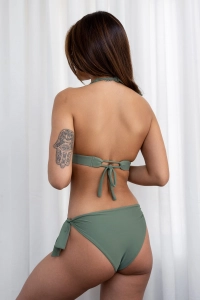 bodya khaki góra stroju kąpielowego na modelce - wiązana na szyi, trójkątna, marszczona, widok z tyłu