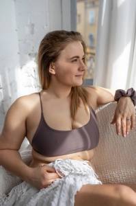 bodya fioletowa góra stroju kąpielowego na modelce – wiązana na plecach, widok z przodu