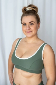 bodya khaki góra stroju kąpielowego na modelce – szerokie ramiączka, sportowy fason, z lamówką, widok z przodu