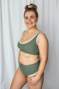 bodya khaki góra stroju kąpielowego na modelce – szerokie ramiączka, sportowy fason, z lamówką, widok z przodu