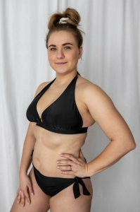 bodya czarna góra stroju kąpielowego na modelce - wiązana na szyi, trójkątna, marszczona, widok z przodu