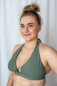 bodya khaki góra stroju kąpielowego na modelce - wiązana na szyi, trójkątna, marszczona, widok z przodu