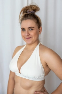 bodya biała góra stroju kąpielowego na modelce - wiązana na szyi, trójkątna, marszczona, widok z przodu