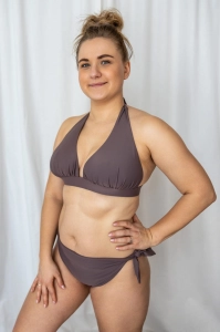 bodya fioletowy dół stroju kąpielowego na modelce –  wiązany, średni stan, widok z przodu