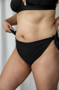 bodya czarny dół stroju kąpielowego na modelce –  wiązany, średni stan, widok z przodu