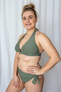 bodya zielony dół stroju kąpielowego na modelce –  wiązany, średni stan, widok z przodu