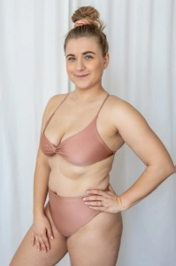bodya różowy dół stroju kąpielowego na modelce – wysoki stan, wycięty,  widok z przodu