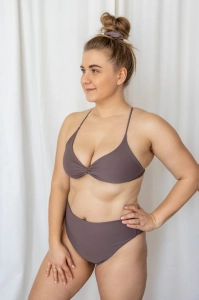 bodya fioletowa góra stroju kąpielowego na modelce – wiązana na plecach, widok z przodu