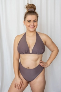 bodya fioletowa góra stroju kąpielowego na modelce - wiązana, z marszczeniem, widok z przodu