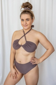 bodya fioletowa góra stroju kąpielowego na modelce - wiązana, z marszczeniem, widok z przodu