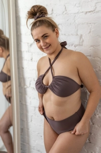 bodya fioletowa góra stroju kąpielowego na modelce - wiązana, z marszczeniem, widok z przodu