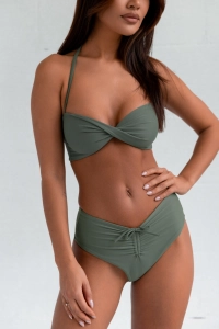 bodya khaki zielona góra stroju kąpielowego na modelce – fason opaski, wiązana na szyi, widok z przodu