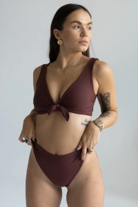 bodya brązowa góra stroju kąpielowego na modelce – szerokie ramiączka, wiązana, widok z przodu