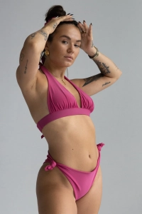 bodya różowy dół stroju kąpielowego na modelce –  wiązany, średni stan, widok z przodu