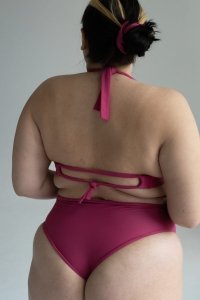 bodya różowy dół stroju kąpielowego na modelce – wysoki stan, wycięty,  widok z tyłu