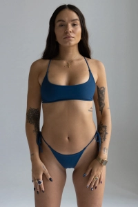 bodya niebieski dół stroju kąpielowego na modelce - wiązany, klasyczny, trójkątny, widok z przodu