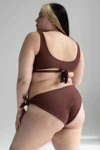 bodya brązowy dół stroju kąpielowego na modelce –  wiązany, średni stan, widok z tyłu