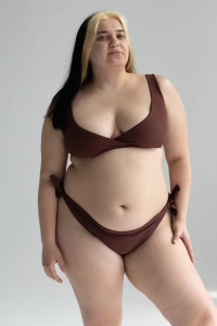 bodya brązowy dół stroju kąpielowego na modelce –  wiązany, średni stan, widok z przodu