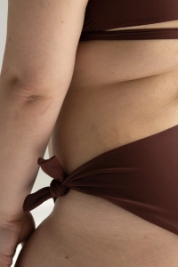 bodya brązowy dół stroju kąpielowego na modelce –  wiązany, średni stan, widok z tyłu