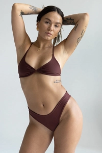 bodya brązowa góra stroju kąpielowego na modelce – wiązana na plecach, widok z przodu