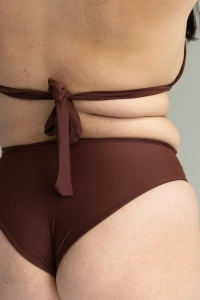 bodya brązowy dół stroju kąpielowego na modelce – wysoki stan, wyszczuplający, widok z tyłu