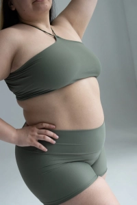 bodya zielona góra stroju kąpielowego na modelce – wiązana na plecach, widok z przodu