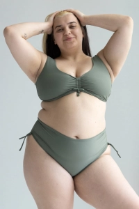 bodya khaki zielony dół stroju kąpielowego na modelce – wysoki stan, wyszczuplający, marszczony, widok z przodu