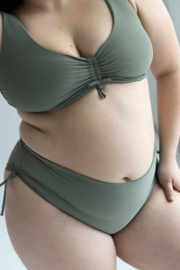 bodya khaki zielony dół stroju kąpielowego na modelce – wysoki stan, wyszczuplający, marszczony, widok z przodu