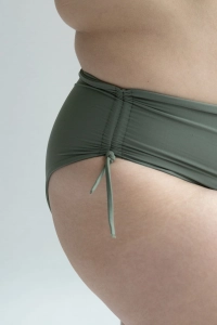 bodya khaki zielony dół stroju kąpielowego na modelce – wysoki stan, wyszczuplający, marszczony, widok z przodu