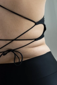 bodya czarna góra stroju kąpielowego na modelce – wiązana na plecach, widok z tyłu