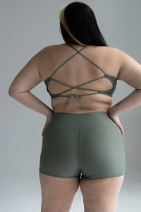 bodya khaki zielony dół stroju kąpielowego na modelce- szorty z wysokim stanem i nogawką, widok z tyłu