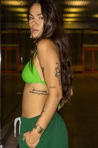 bodya neon zielona góra stroju kąpielowego na modelce - wiązany, z marszczeniem, widok z przodu