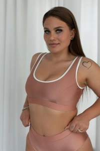 bodya różowa góra stroju kąpielowego na modelce – szerokie ramiączka, sportowy fason, z lamówką, widok z przodu