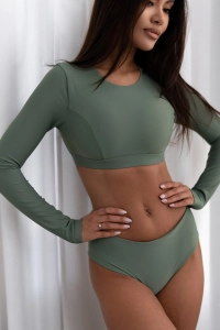 bodya khaki zielona góra stroju kąpielowego na modelce – długi rękaw, sportowy fason, z gumą pod biustem, widok z przodu