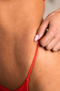 bodya czerwony dół stroju kąpielowego na modelce - stringi, wycięte, widok z przodu