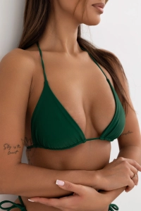 bodya ciemna zielona góra stroju kąpielowego na modelce - wiązana, klasyczna, trójkątna, widok z przodu