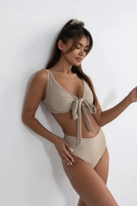 bodya beżowa góra stroju kąpielowego na modelce – szerokie ramiączka, wiązana, widok z przodu
